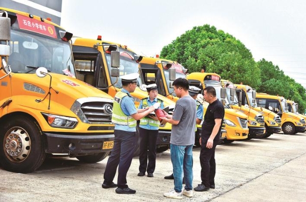 民警輔警對(duì)校車(chē)進(jìn)行安全檢查